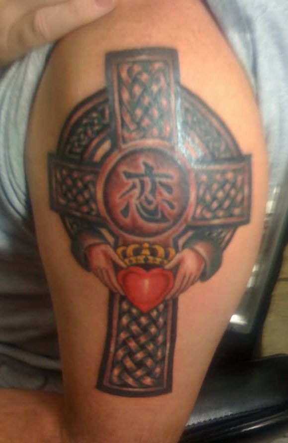 krzyż celtycki wzór z sercem