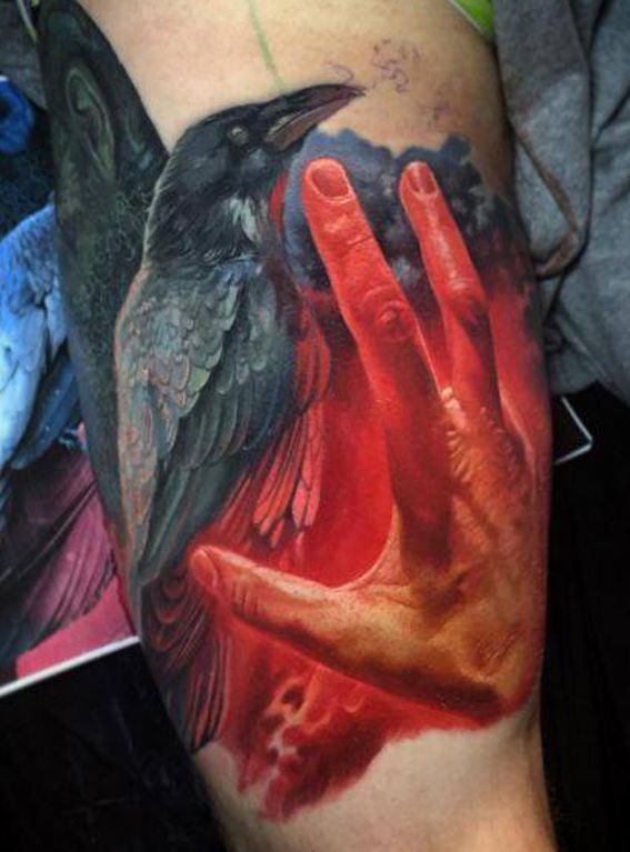 kruk i dłoń tatuaż