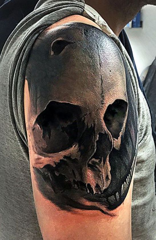 czaszka tatuaż na ramię dla faceta