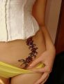 tatuaże kwiatki u kobiety