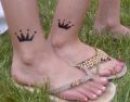 tatuaże korony na nogach
