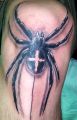 tatuaż pająk krzyżak na kolanie