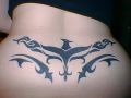 ptak tribal na plecach tatuaż