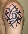 tatuaż na ręce tribal litera D