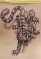 skradający się kot śmieszny tatuaż