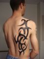 tribal tatuaż na plecach dla faceta