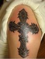 tatuaż krzyż na ramieniu