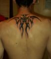 tatuaż tribal na plecach