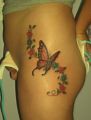 tatuaż motyl i kwiaty