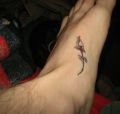 tatuaż kwiat na stopie