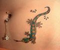 tatuaż jaszczurka na brzuchu