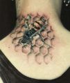pszczoła tatuaż na karku