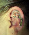 kwiat tatuaż w uchu