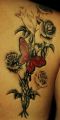 tatuaże róże i motyl