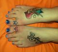 kolorowe tatuaże na stopach