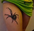 pająk tatuaż na udzie