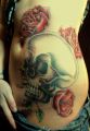 róże i czaszka na tatuaż