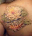 kwiat lotosu tatuaż na plecach