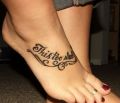 tatuaże napisy na stopie dla kobiety