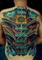biomechaniczny tatuaż na plecach