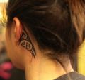 maori tatuaż za uchem