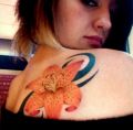 lilia i tribal tatuaż na łopatce