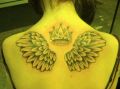 korona i skrzydła tatuaże
