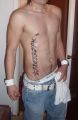 tatuaż napis na brzuchu