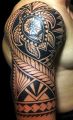 tribal tatuaż na ramieniu