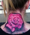 róża tatuaż na karku