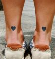 serca tatuaże na stopach
