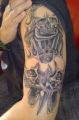 silnik i czaszki tatuaż na ramieniu
