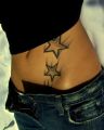 gwiazdki tatuaże na brzuchu
