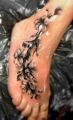 białe kwiaty tatuaże na stopie