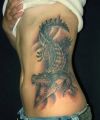 aligator tatuaż na żebrach