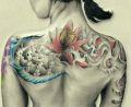 kwiaty tatuaże na plecach