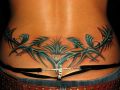 niebieski tribal tatuaż na plecach