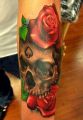 róże i czaszka tatuaże na ręce