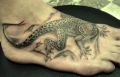 tatuaże jaszczurki na stopie