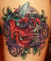 czerwona czaszka motyl i kwiaty tatuaże
