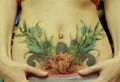 kwiaty tatuaże na brzuchu