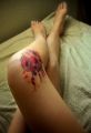 kwiatek tatuaż na kolanie