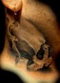 czaszka tatuaż na szyi