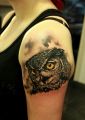 tatuaż z głową sowy na ramieniu