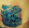tatuaże delfiny na brzuchu