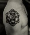 geometryczny tatuaż na ramieniu