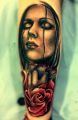 kobieta tatuaże i róże