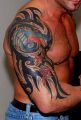 tribale tatuaże na ramieniu