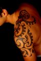tatuaż maoryski na ramieniu