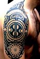 tatuaże maoryskie na ramieniu